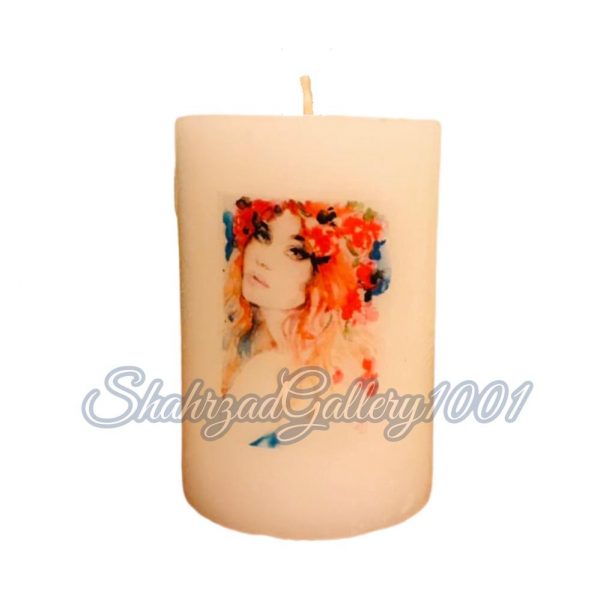 شمع استوانه ای تزیینی دکوپاژ با طرح دختر گل به سر گالری شهرزاد اسدی
